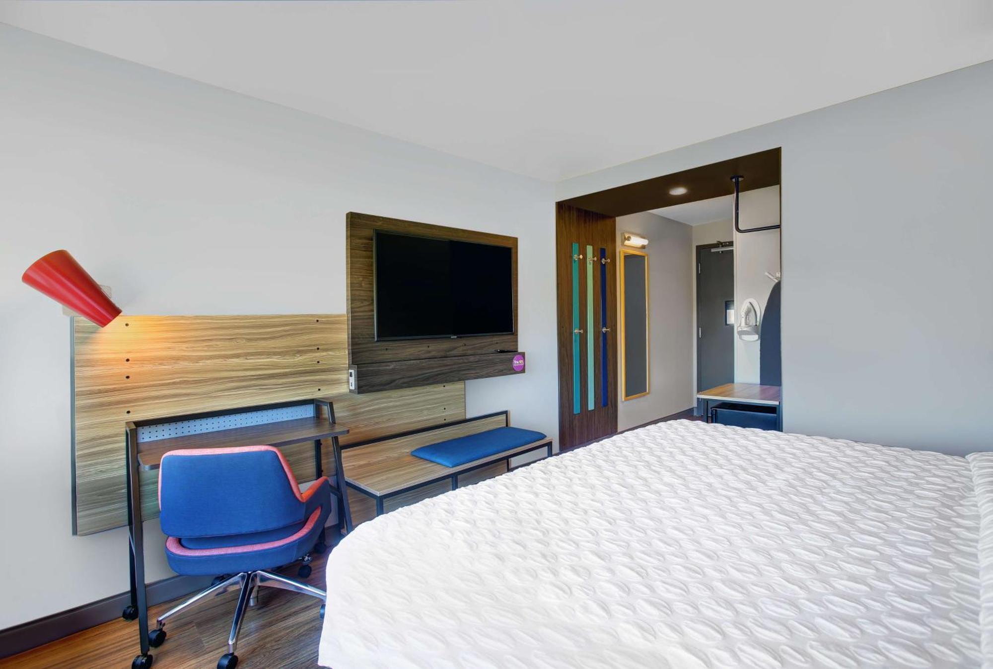 Tru By Hilton Stoughton Hotel Exterior photo